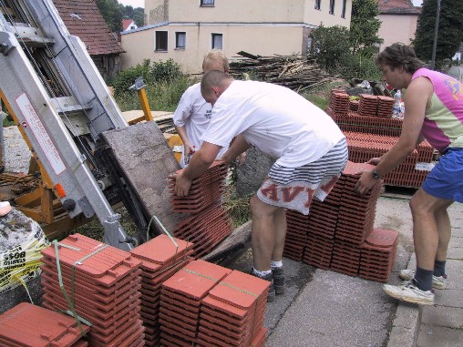 die Ziegel m�ssen alle rauf