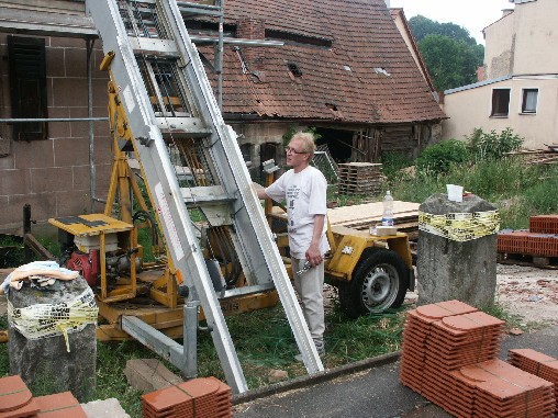 Rainer am Aufzug