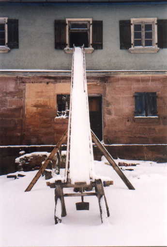 Schuttrutsche im Winter